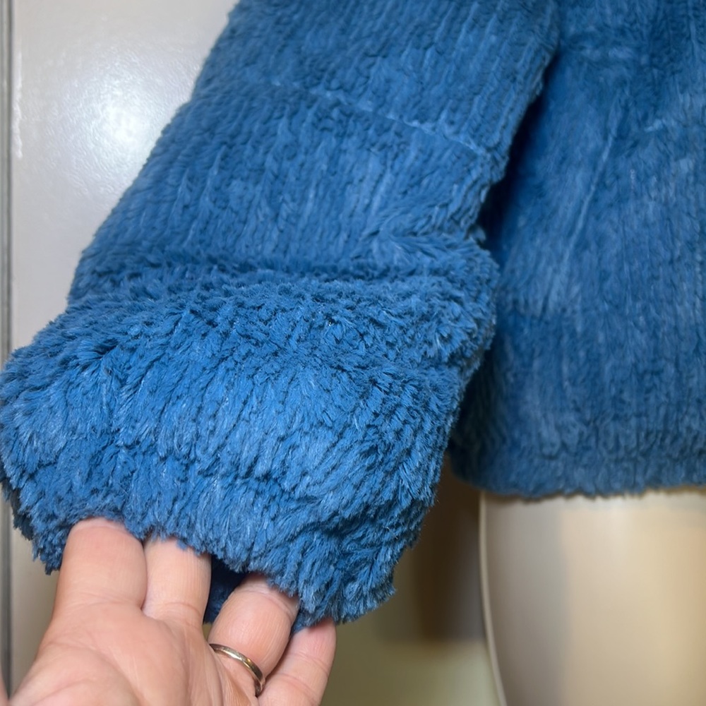 WILD FABLE Womens Blue Faux Fur Cropped Jacket - Picture 4 of 8
